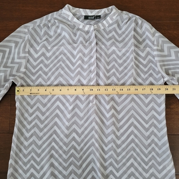 a.n.a Women's Gray & White Chevron Print Sheer Lightweight Popover Blouse Size L - Picture 8 of 10